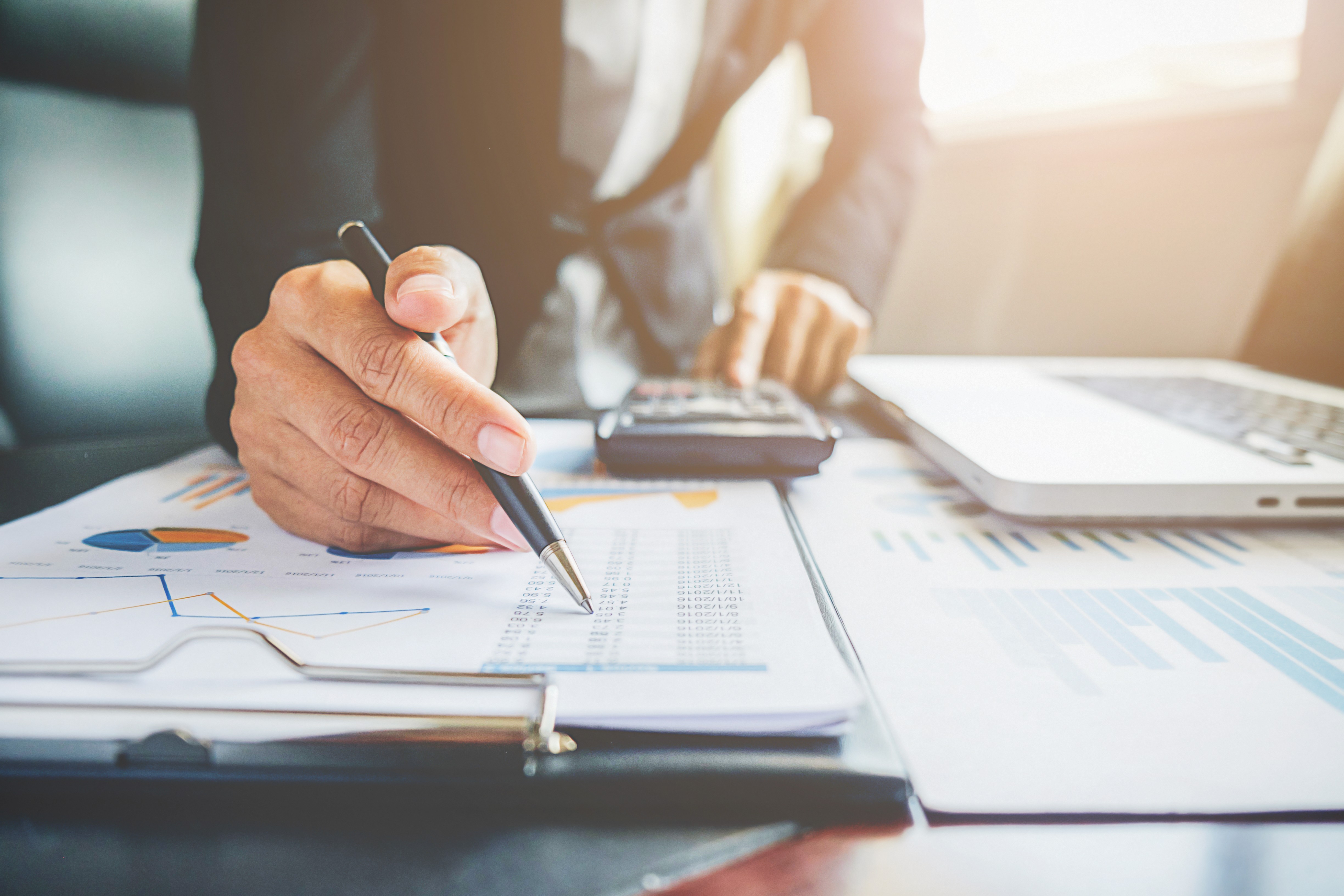 Contador analisando relatórios financeiros